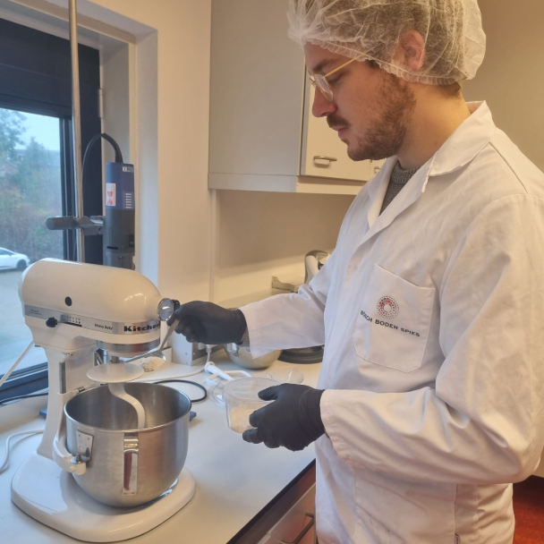 Praktikant am Mixer